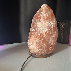Himalayan salt lamp, with 4inch cord (does not come with box) changes color